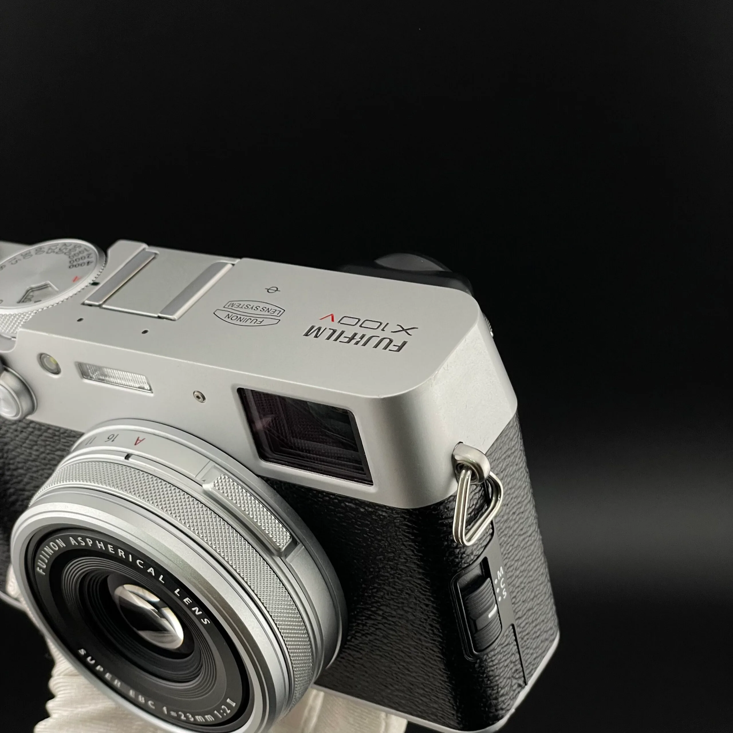Nếu bạn là người yêu thích phong cách retro, chắc chắn Fujifilm X100V sẽ không làm bạn thất vọng.
