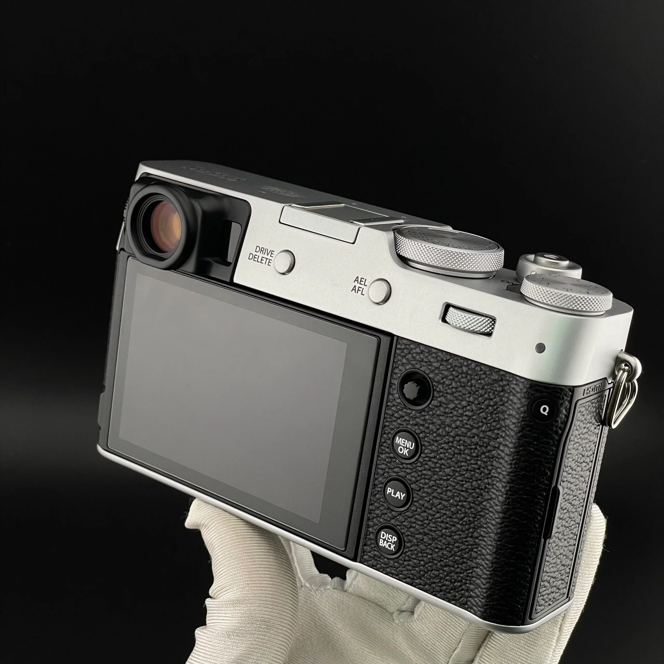 Fujifilm X100V được trang bị ống kính 23mm F2.0