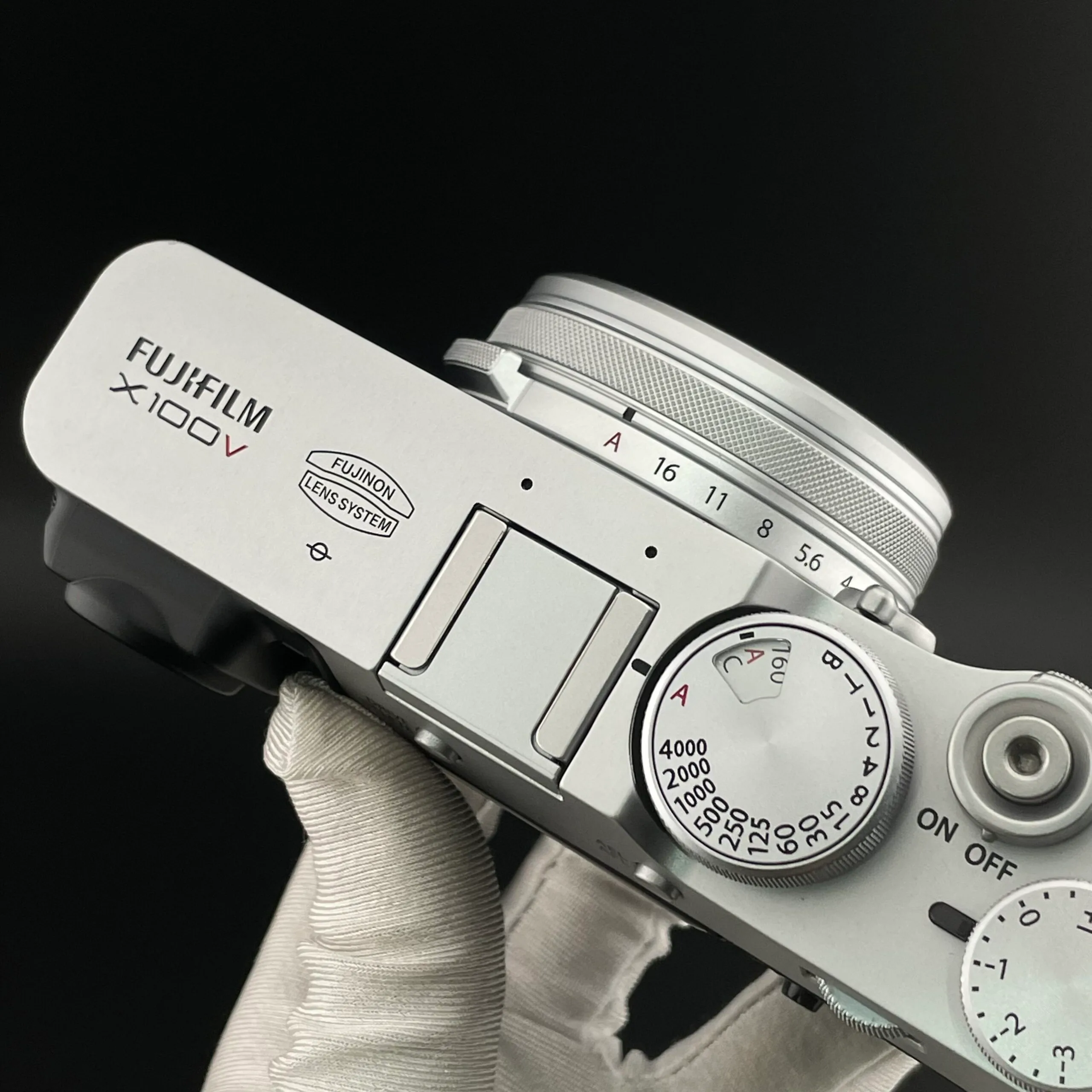 Một trong những điểm nổi bật khi mua Fujifilm X100V cũ là máy ảnh này có khả năng chống chịu thời tiết