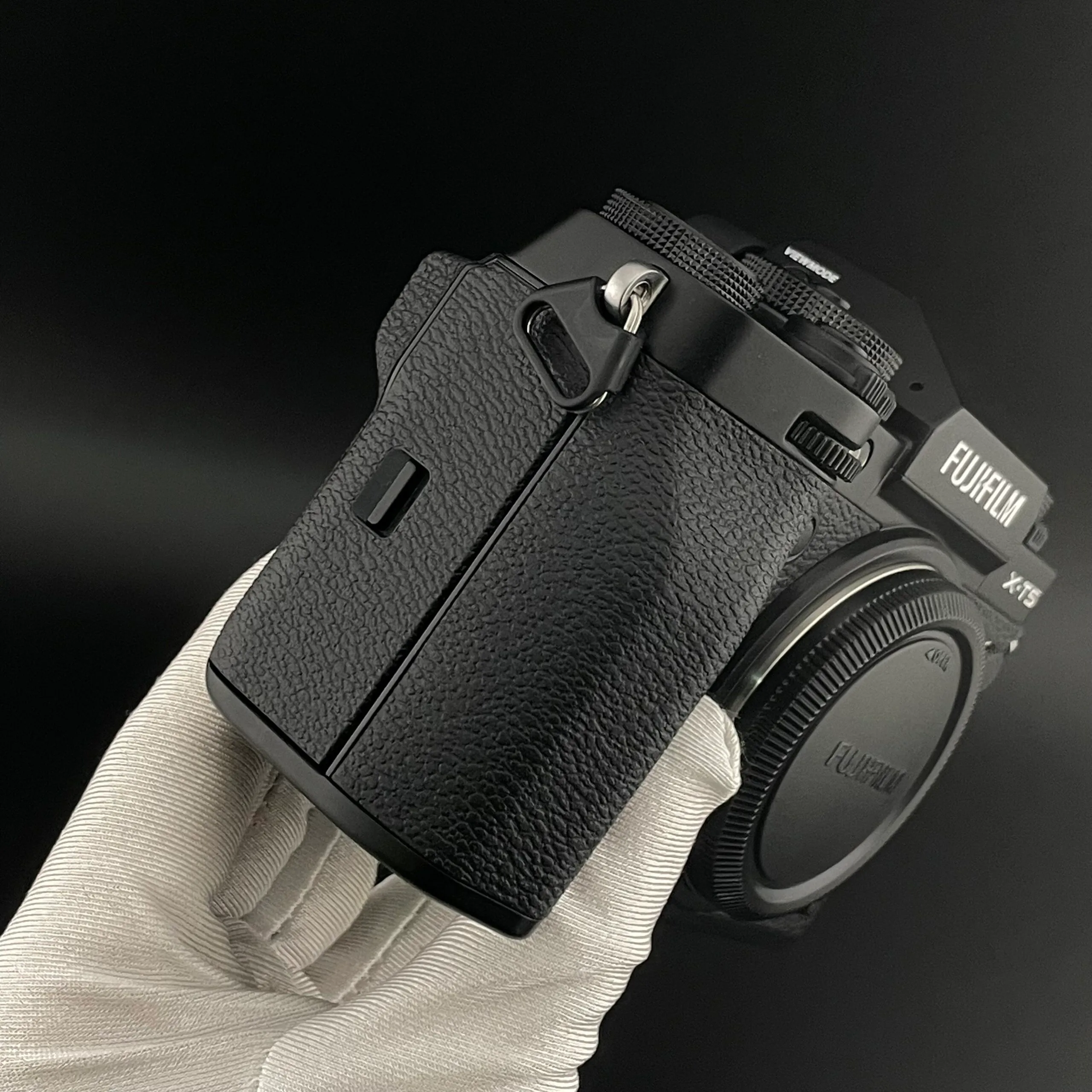 Fujifilm X-T5 cũ sở hữu màn hình LCD ba chiều, cho phép điều chỉnh góc nhìn linh hoạt