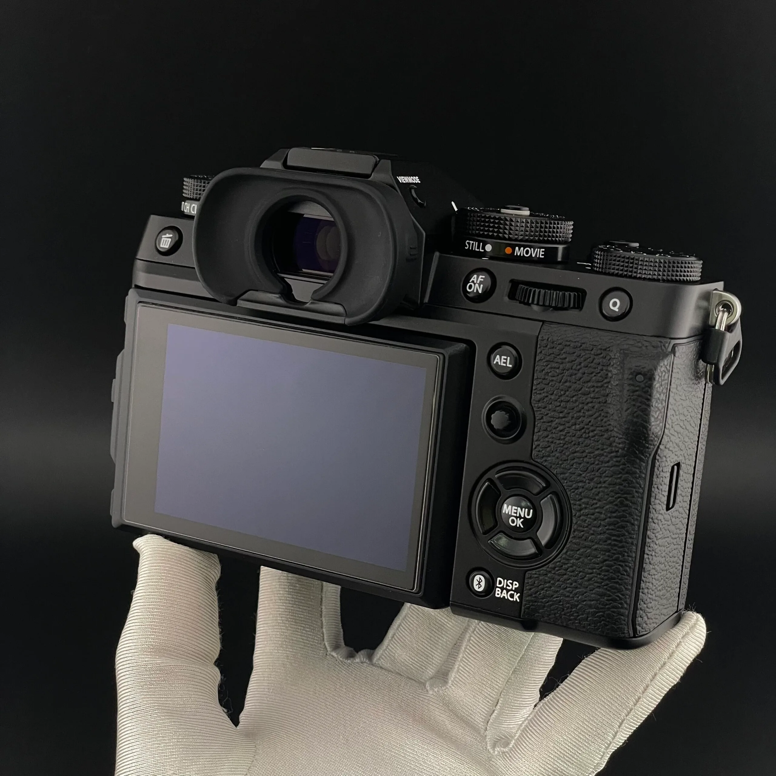 Khi mua Fujifilm X-T5 đã qua sử dụng, hãy thử chụp trong điều kiện thiếu sáng để đảm bảo tính năng IBIS vẫn hoạt động hiệu quả.