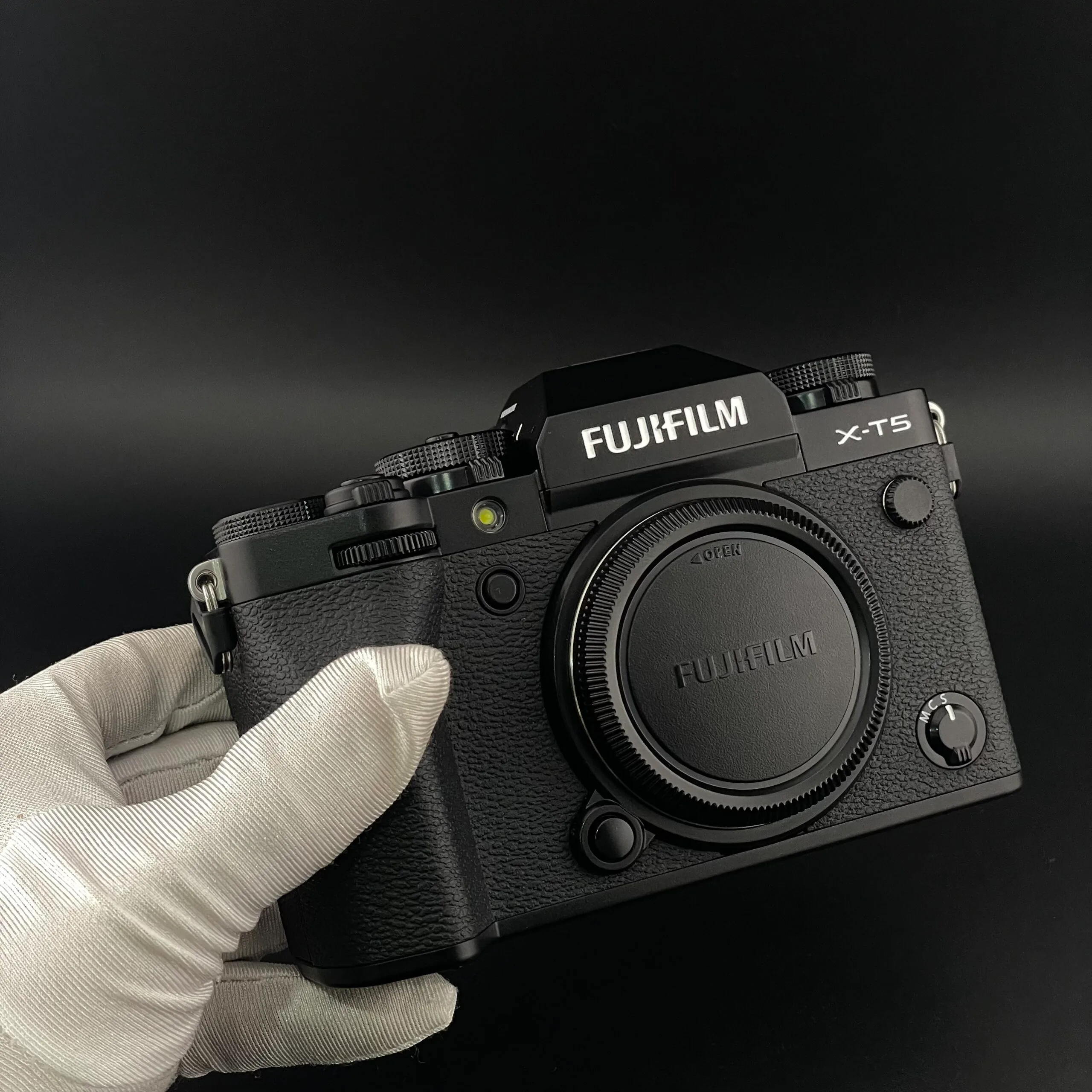 Khi mua Fujifilm X-T5 cũ, hãy chú ý đến thân máy