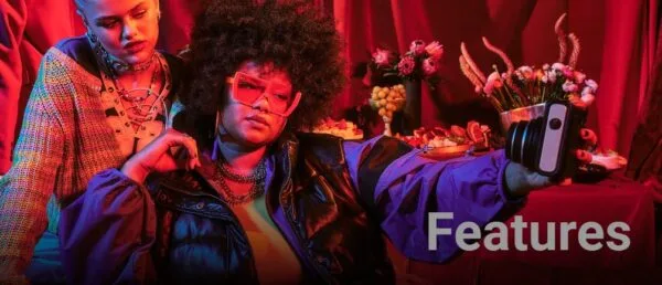 Gương nhỏ phía trước ống kính giúp việc chụp selfie trở nên dễ dàng hơn bao giờ hết.