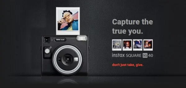 Fujifilm Instax SQ40 với thiết kế nhỏ gọn và phong cách