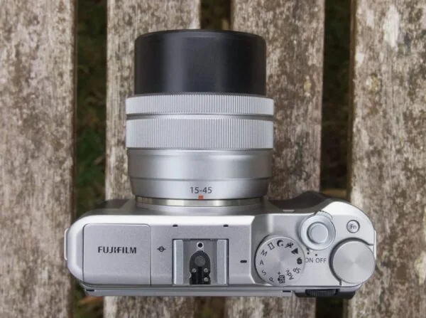 Fujifilm X-A5 đi kèm với ống kính kit XC 15-45mm
