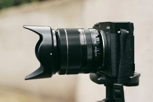 Fujifilm XF 18-55mm f/2.8-4 R LM OIS là một ống kính zoom kit