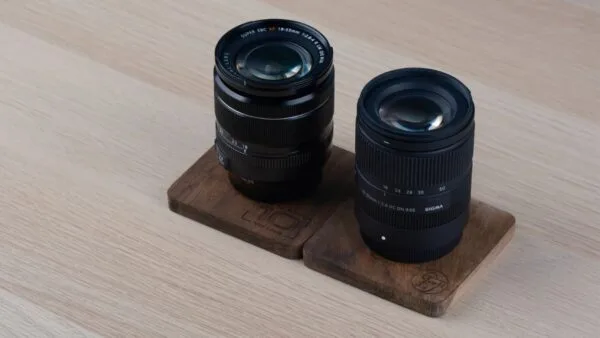 So sánh Fujifilm XF 18-55mm vs Sigma 18-50mm