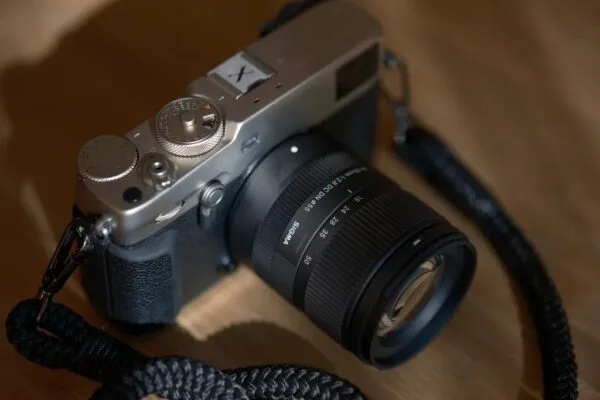 Sigma 18-50mm f/2.8 DC DN có lợi thế với khẩu độ cố định f/2.8