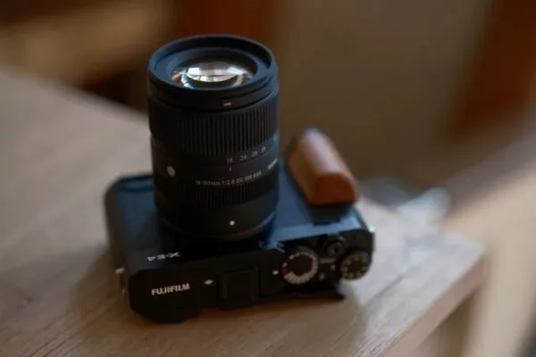 Sigma 18-50mm f/2.8 DC DN là một trong những ống kính zoom nhỏ gọn