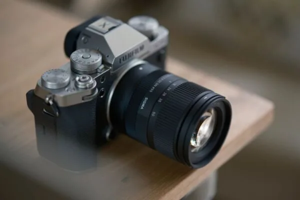 Ống kính Sigma 18-50mm f/2.8 DC DN Contemporary là một sản phẩm nổi bật