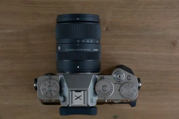 Ống kính Sigma 18-50mm f/2.8 DC DN được trang bị động cơ bước (stepping motor)